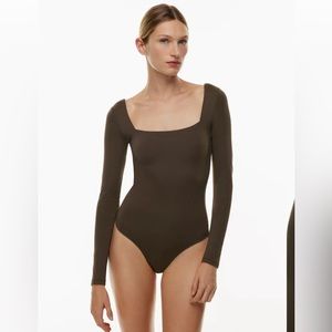Brand new w/tags Aritzia Babaton Contour Squareneck Longsleeve Bodysuit (M)
